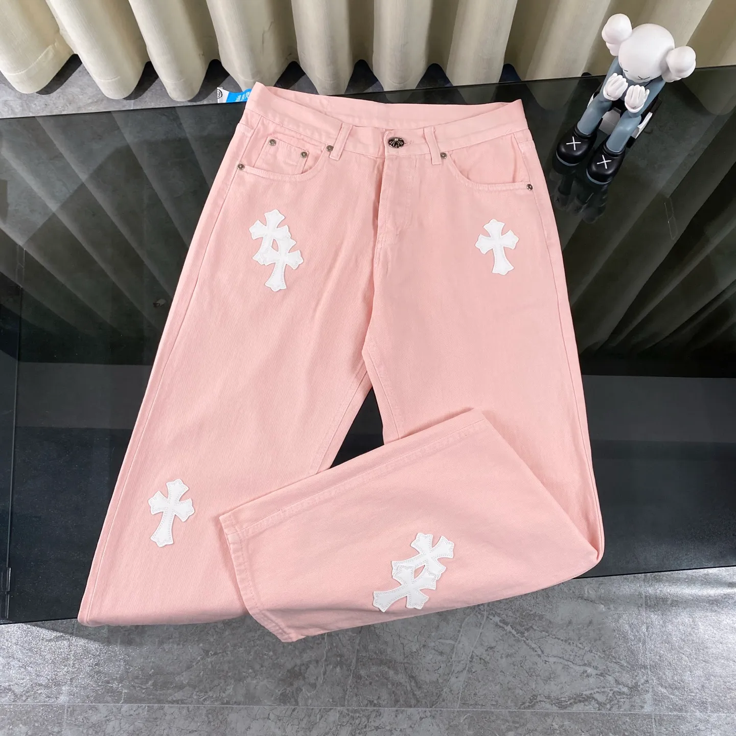 P250 CH Chromehearts 2025 new limited white cross leather couple style washed loose pink jeans 💜 Top quality ceiling quality styles with different washed textures, very friendly to people with thin legs and thick legs, the straight and loose version is very flattering to the leg shape. Moderate length that never goes out of style, easy to match with casual, basic styling for various styles, a must-have in the wardrobe! The fabric is stiff but also makes the upper body soft without losing texture. The washing process is even more perfect. It is a must-have item for everyone! ! ! Washed wheat, hang tag, pants label, complete with three labels, color: pink, size: 28, 30, 32, 34